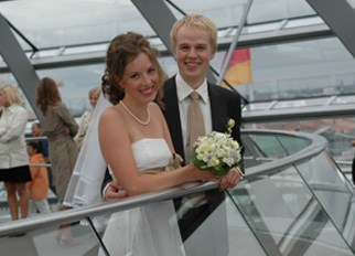 Hochzeitsfotos auf dem Berliner Reichstag